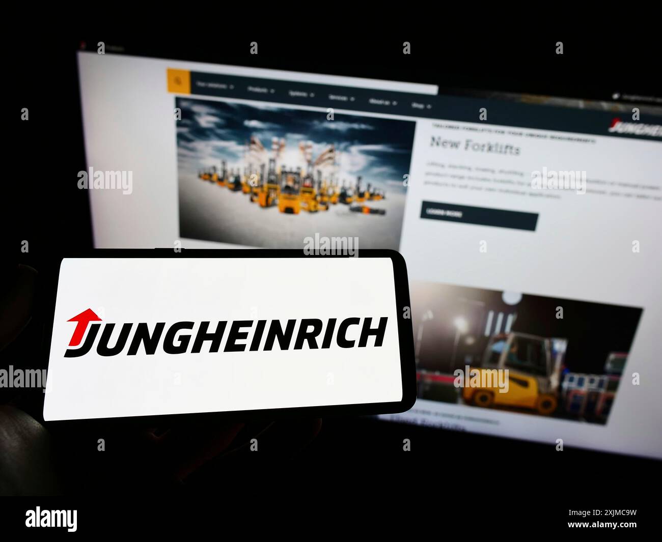 Stuttgart, 21.05.2022: Person mit Smartphone mit Logo des deutschen Ingenieurunternehmens Jungheinrich AG auf dem Bildschirm vor der Website. Stockfoto