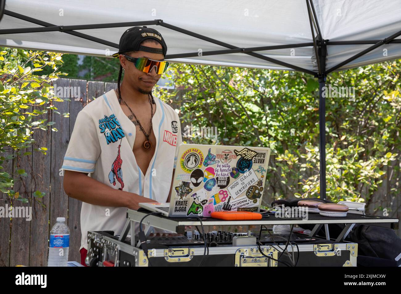 Detroit, Michigan – Ein DJ spielt Musik beim jährlichen „Summer Sizzler“-Picknick und -Party, die von zwei Stadtteilen in Detroit, Morningside und East English V, veranstaltet wird Stockfoto