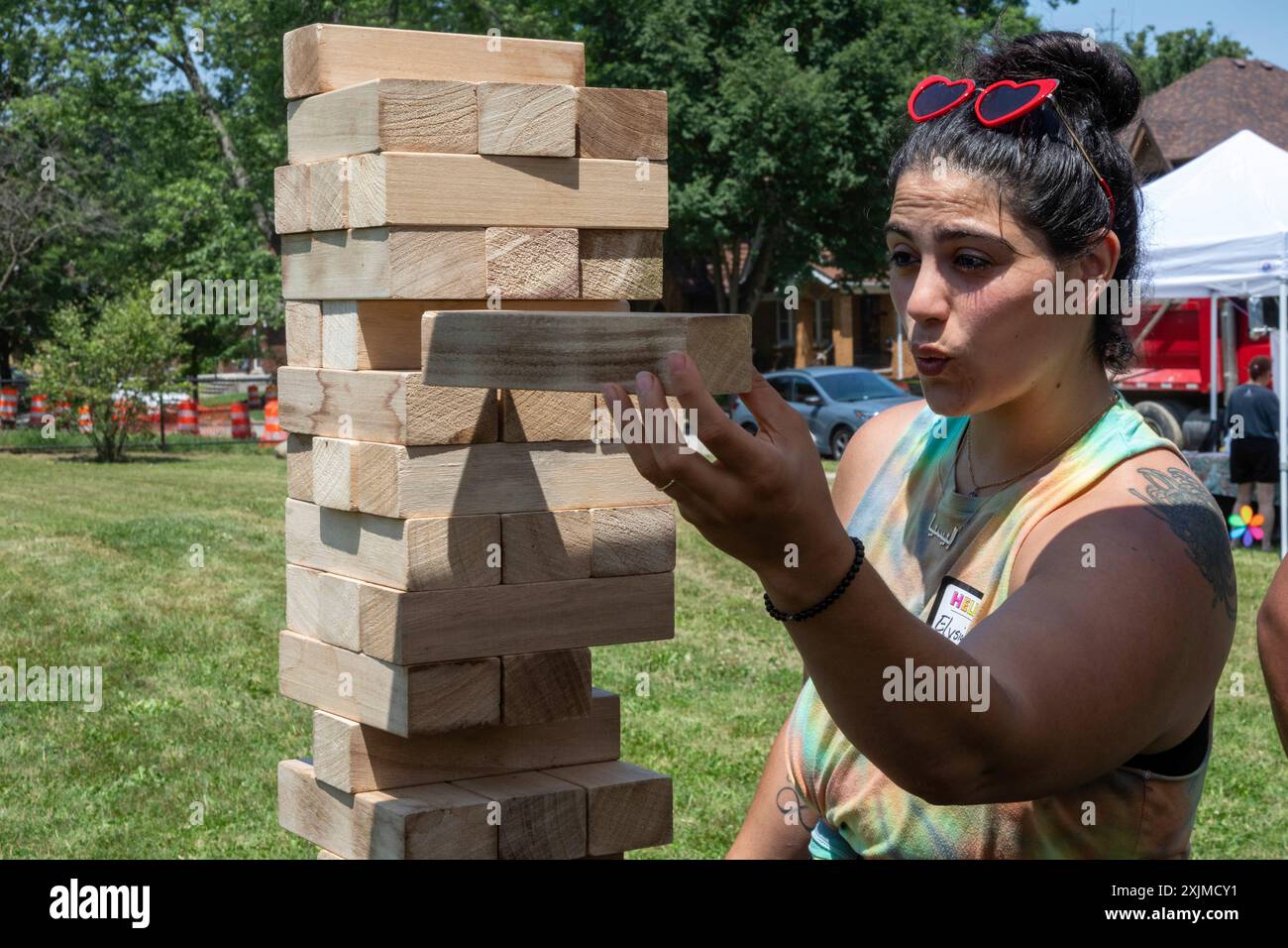 Detroit, Michigan – Eine Frau spielt Jenga beim jährlichen „Summer Sizzler“-Picknick und -Party, die von zwei Stadtteilen in Detroit, Morningside und East Englands, veranstaltet wird Stockfoto