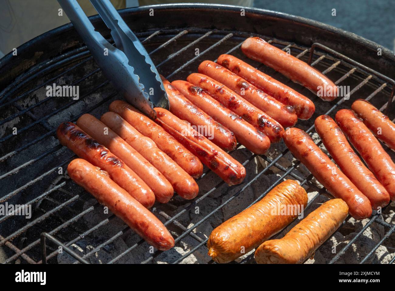 Detroit, Michigan – Hot Dogs auf dem Grill beim jährlichen „Summer Sizzler“-Picknick und -Party, die von zwei Stadtteilen in Detroit, Morningside und East Engl, veranstaltet wird Stockfoto