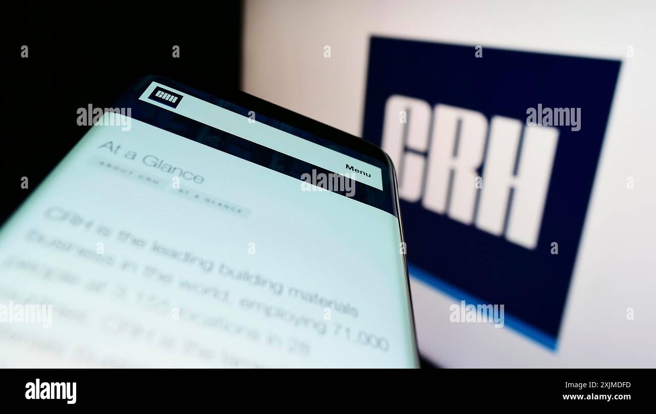 Stuttgart, 29.05.2022: Mobiltelefon mit Website des irischen Baustoffunternehmens CRH plc auf dem Bildschirm vor dem Geschäftslogo. Konzentrieren Sie sich auf Stockfoto
