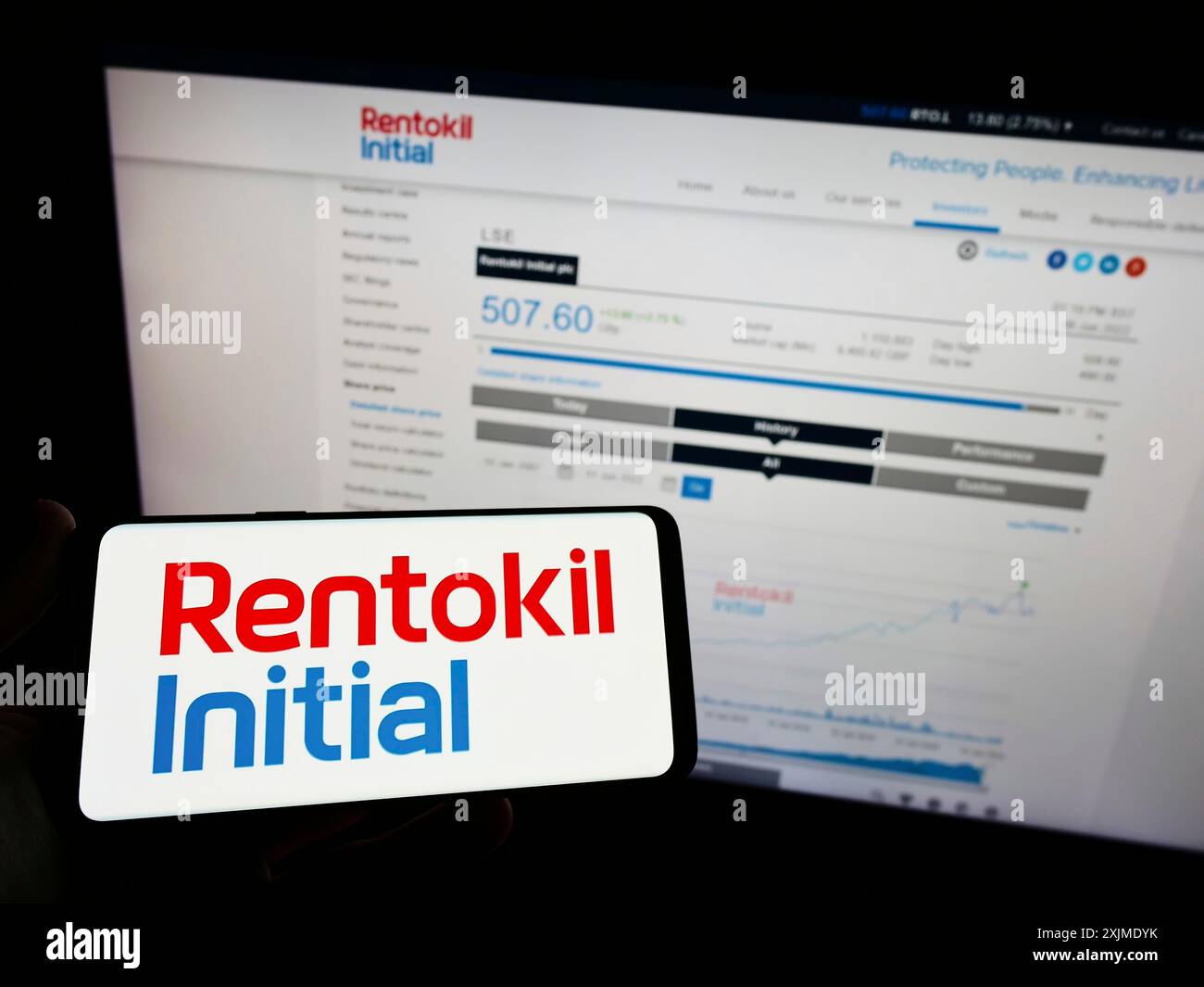 Stuttgart, Deutschland, 06.06.2022: Person, die ein Mobiltelefon mit dem Logo des britischen Dienstleistungsunternehmens Rentokil Initial plc auf dem Bildschirm vor dem Internet hält Stockfoto