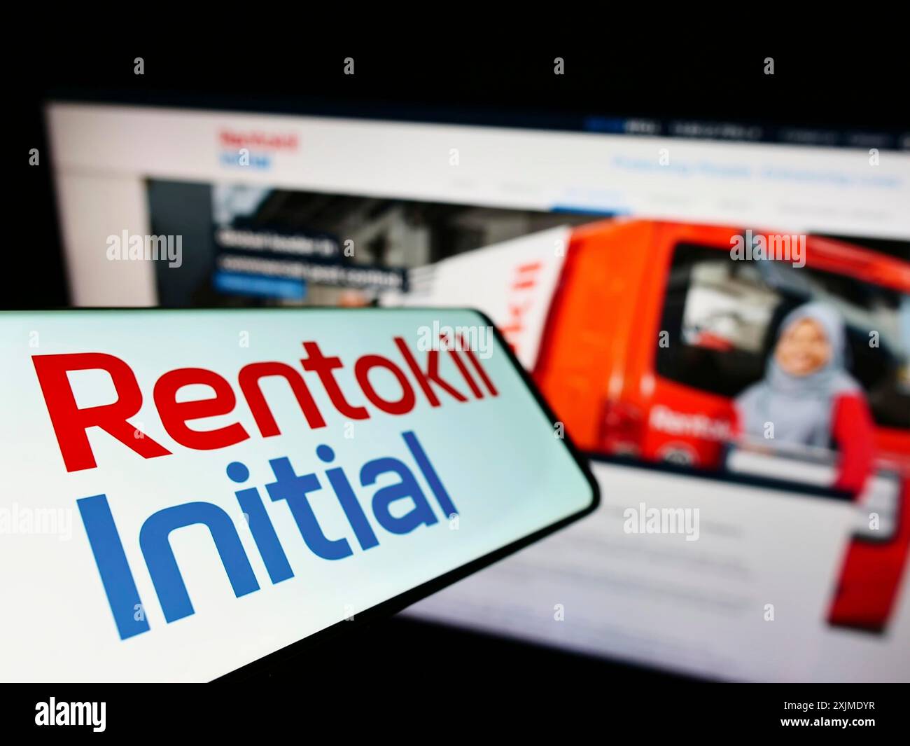 Stuttgart, Deutschland, 06.06.2022: Smartphone mit Logo des britischen Dienstleistungsunternehmens Rentokil Initial plc auf dem Bildschirm vor der Business-Website. Fokus Stockfoto