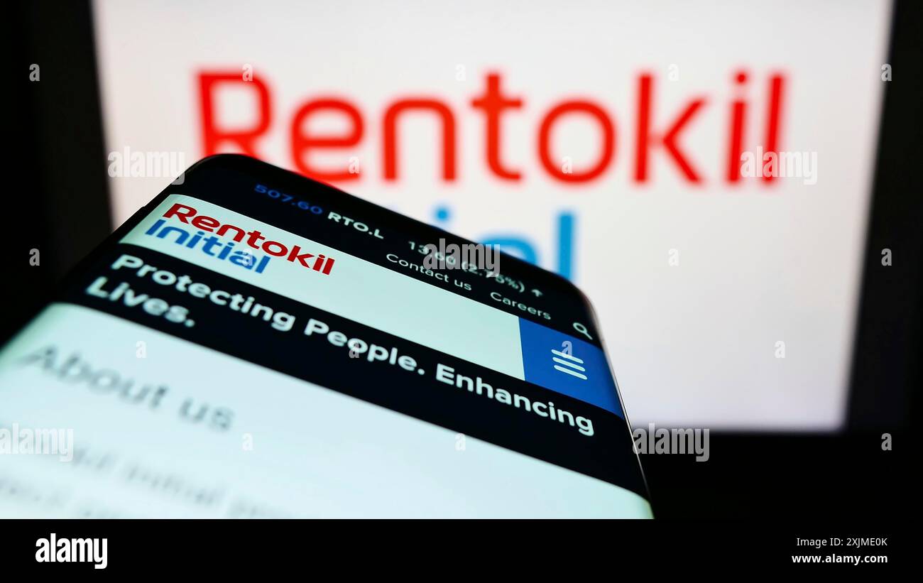 Stuttgart, Deutschland, 06.06.2022: Mobiltelefon mit Website des britischen Dienstleistungsunternehmens Rentokil Initial plc auf dem Bildschirm vor dem Firmenlogo. Fokus Stockfoto