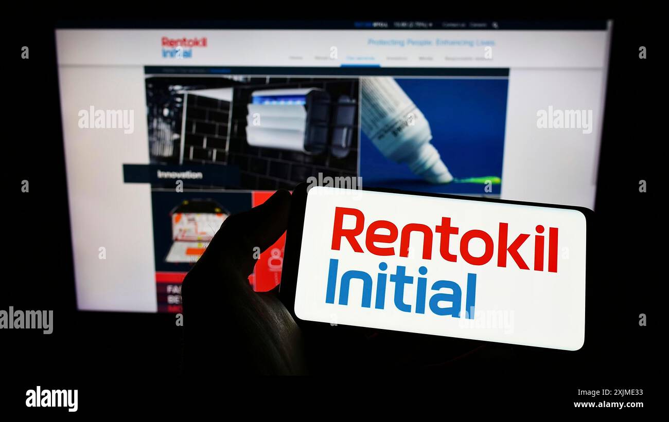 Stuttgart, Deutschland, 06.06.2022: Person, die ein Smartphone mit dem Logo des britischen Dienstleistungsunternehmens Rentokil Initial plc auf dem Bildschirm vor der Website hält. Stockfoto
