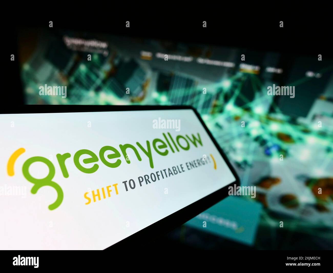 Stuttgart, Deutschland, 06.11.2022: Smartphone mit Logo des französischen Energieunternehmens GreenYellow SAS auf dem Bildschirm vor der Business-Website. Konzentrieren Sie sich auf Stockfoto
