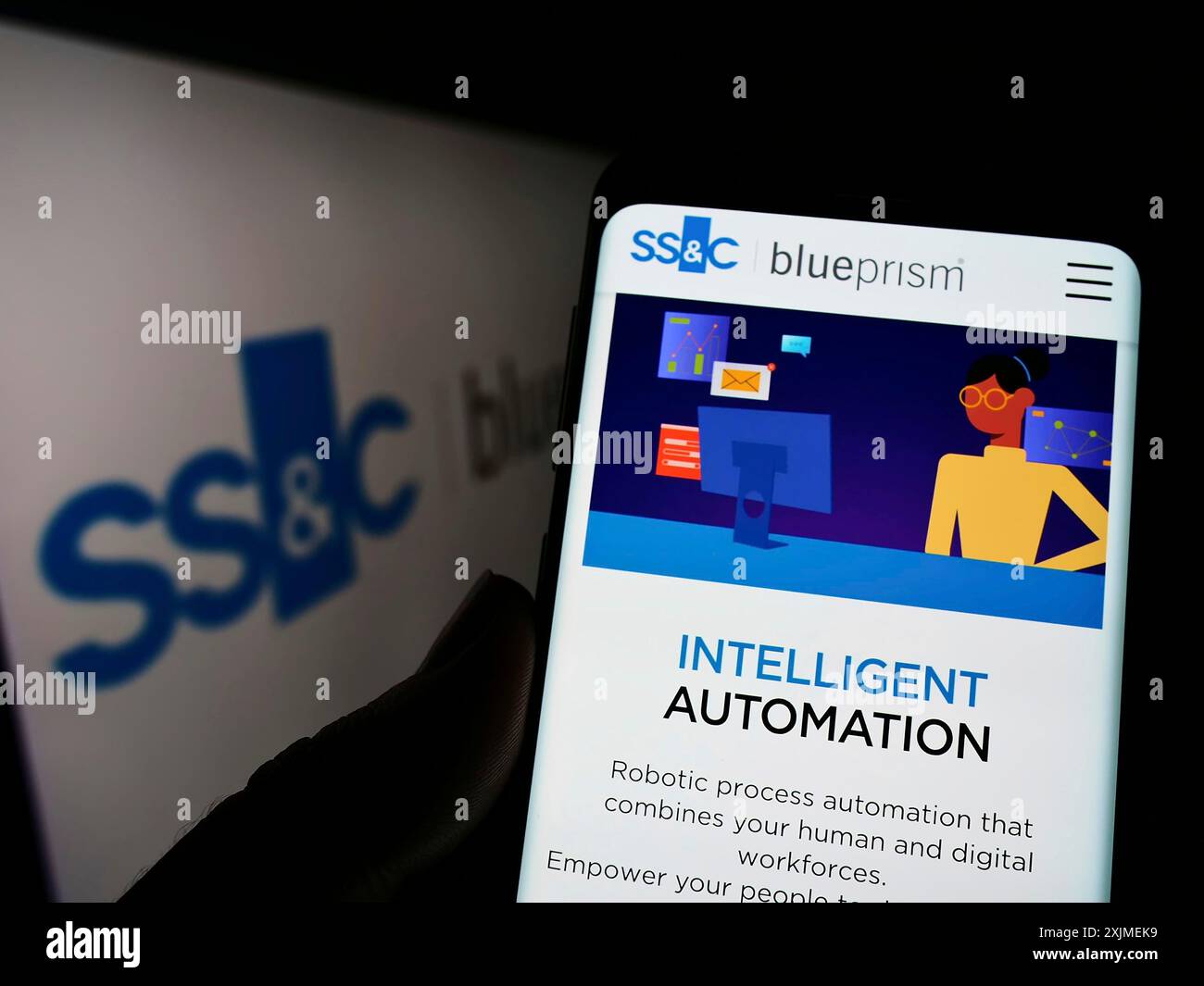 Stuttgart, Deutschland, 06.11.2022: Person, die ein Smartphone hält, mit Website des britischen Softwareunternehmens Blue Prism Limited auf dem Bildschirm mit Logo. Konzentrieren Sie sich auf Stockfoto