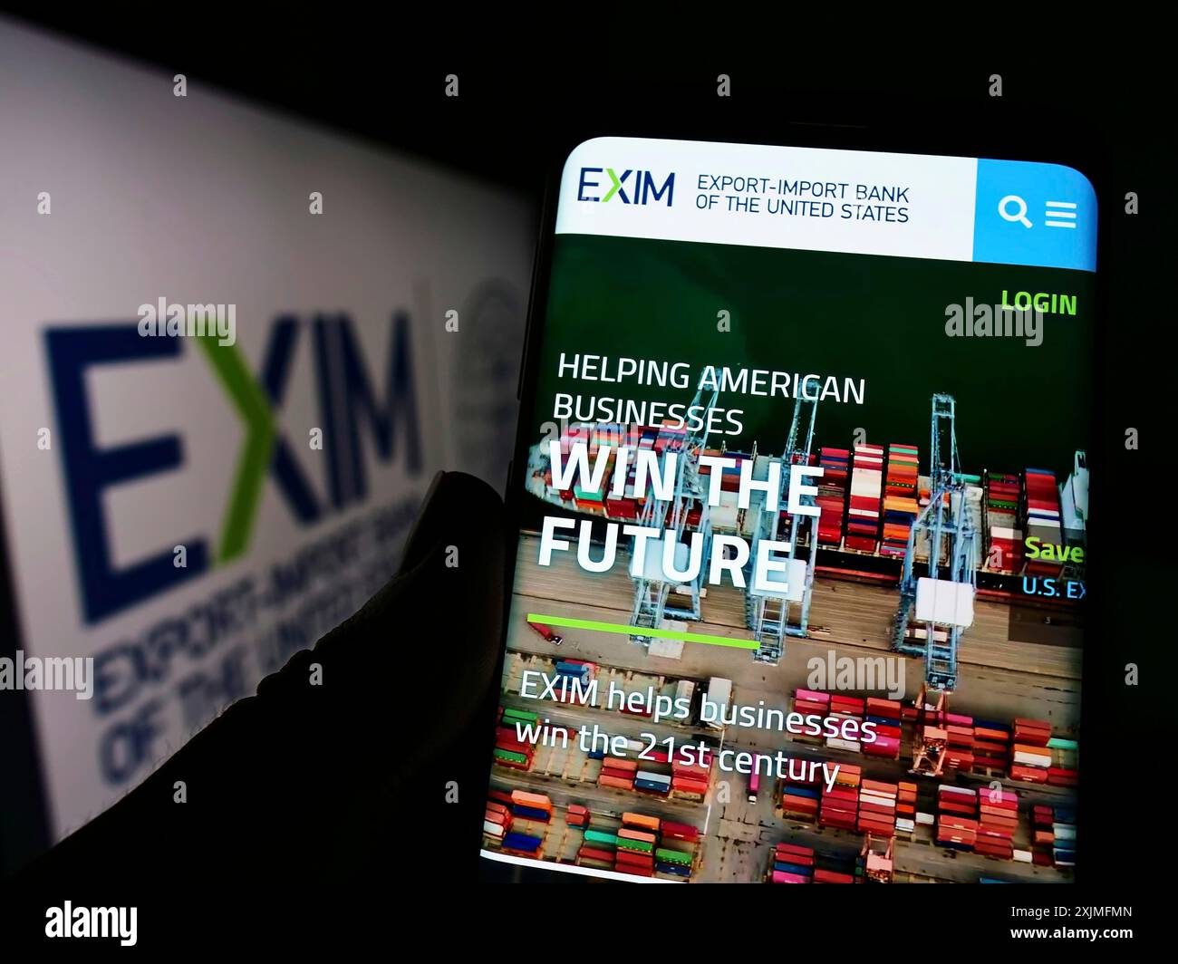 Stuttgart, Deutschland, 19.06.2022: Person, die ein Smartphone hält, mit Website der Export-Import Bank of the United States (Exim) auf dem Bildschirm mit Logo. Fokus Stockfoto