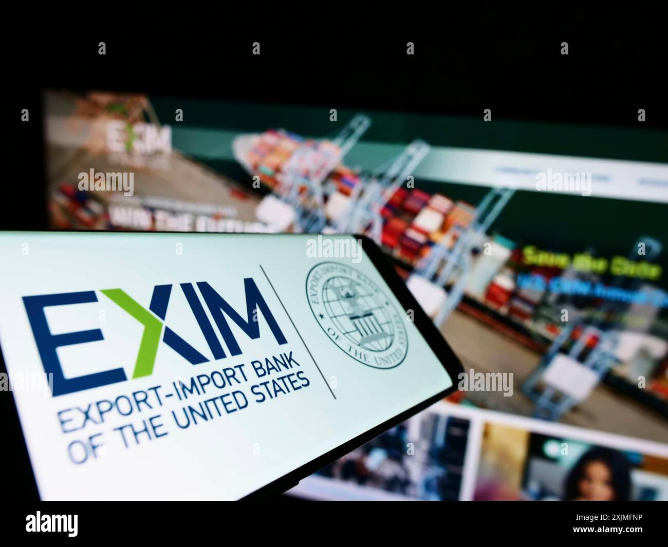Stuttgart, 19.06.2022: Mobiltelefon mit Logo der Export-Import Bank of the United States (Exim) auf dem Bildschirm vor der Business-Website. Fokus Stockfoto