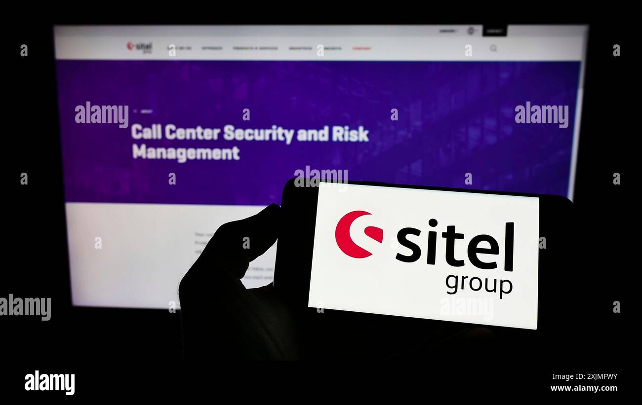 Stuttgart, Deutschland, 07.03.2022: Person, die ein Mobiltelefon hält, mit dem Logo des amerikanischen Contact-Center-Unternehmens Sitel Group auf dem Bildschirm vor der Webseite. Stockfoto