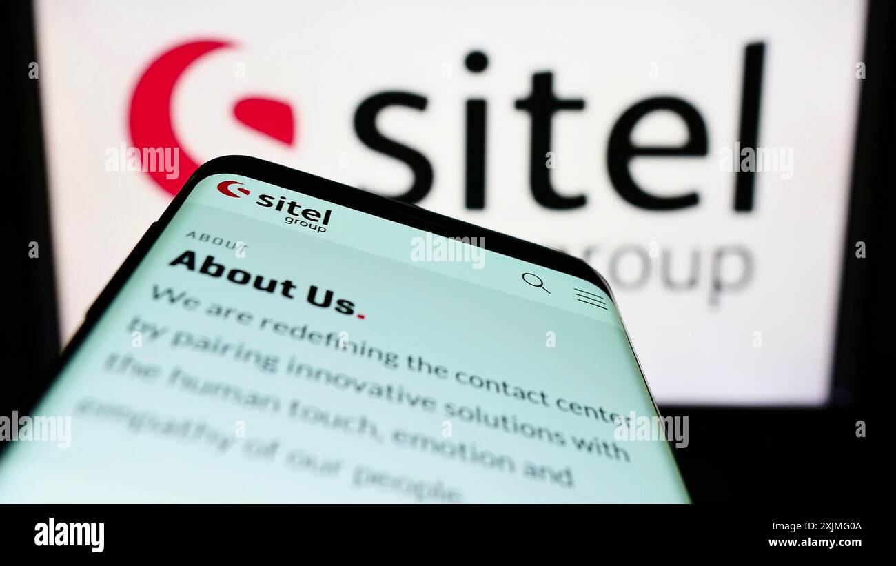 Stuttgart, Deutschland, 07.03.2022: Mobiltelefon mit Website des US-Contact-Center-Unternehmens Sitel Group auf dem Bildschirm vor dem Geschäftslogo. Konzentrieren Sie sich auf Stockfoto
