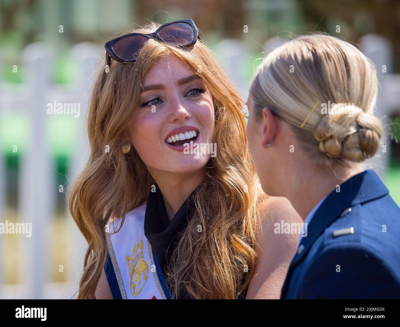 Fairford, Großbritannien. Juli 2024. Miss America und Miss UK wurden heute in einer ganz anderen Umgebung als Schönheitswettbewerbe vereint. Die beiden trafen sich bei der Royal International Air Tattoo im RAF Fairford in Gloucestershire. Miss UK Jessica Gagen ist Model und Aerospace Engineering Graduate und Miss America Maddison Marsh ist ein dienstendes Mitglied der American Air Force, wo sie als Pilotin ausbildet. Jessica nutzt ihre Plattform als Miss UK, um junge Mädchen zu einer Karriere in MINT (Science Technology Engineering and Maths) zu ermutigen. Credit: David Betteridge/Alamy Live News Stockfoto