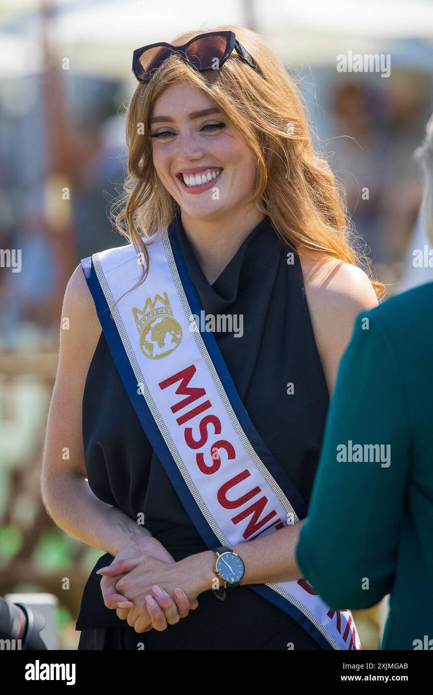 Fairford, Großbritannien. Juli 2024. Miss America und Miss UK wurden heute in einer ganz anderen Umgebung als Schönheitswettbewerbe vereint. Die beiden trafen sich bei der Royal International Air Tattoo im RAF Fairford in Gloucestershire. Miss UK Jessica Gagen ist Model und Aerospace Engineering Graduate und Miss America Maddison Marsh ist ein dienstendes Mitglied der American Air Force, wo sie als Pilotin ausbildet. Jessica nutzt ihre Plattform als Miss UK, um junge Mädchen zu einer Karriere in MINT (Science Technology Engineering and Maths) zu ermutigen. Credit: David Betteridge/Alamy Live News Stockfoto