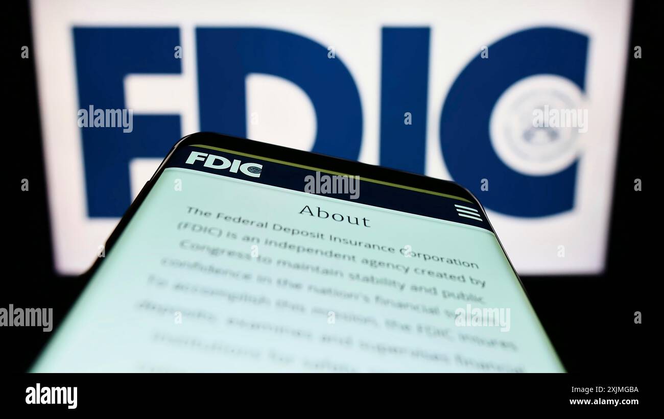Stuttgart, 10.07.2022: Mobiltelefon mit Website der American Federal Deposit Insurance Corporation (FDIC) auf dem Bildschirm vor dem Logo. Fokus Stockfoto