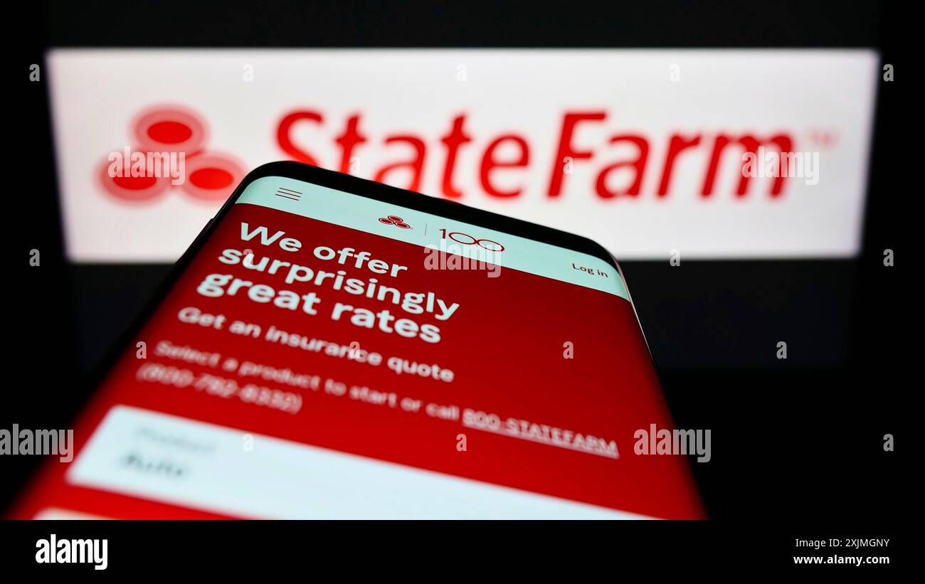 Stuttgart, 16.07.2022: Mobiltelefon mit Webseite der US State Farm Mutual Automobile Insurance Company auf dem Bildschirm vor dem Logo. Konzentrieren Sie sich auf Stockfoto