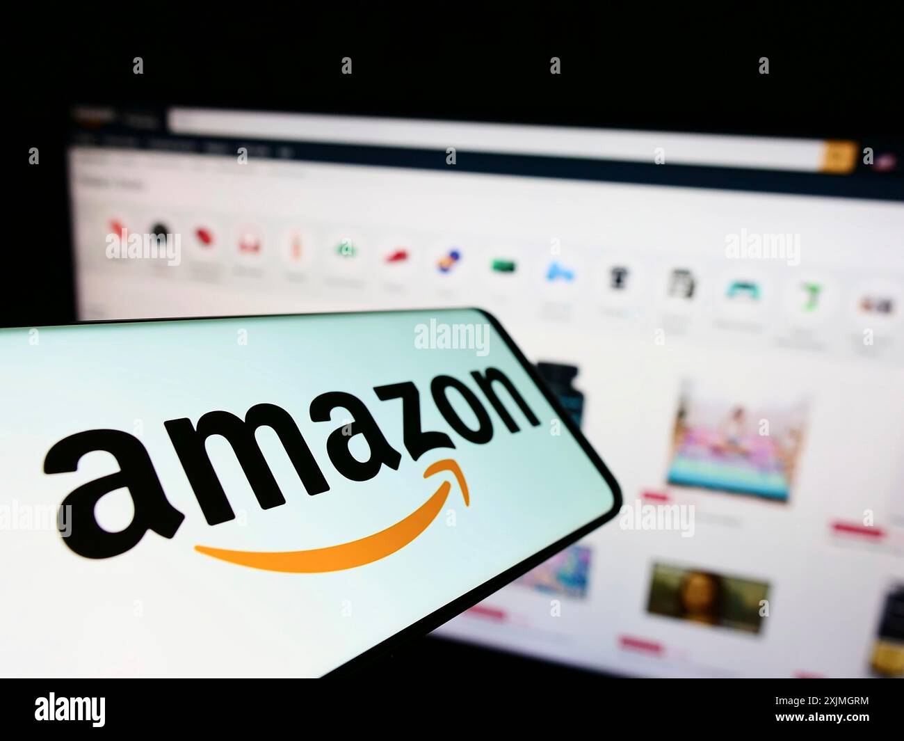 Stuttgart, 16.07.2022: Mobiltelefon mit Logo des amerikanischen Technologieunternehmens Amazon.com Inc. Auf dem Bildschirm vor der Business-Website. Konzentrieren Sie sich auf Stockfoto