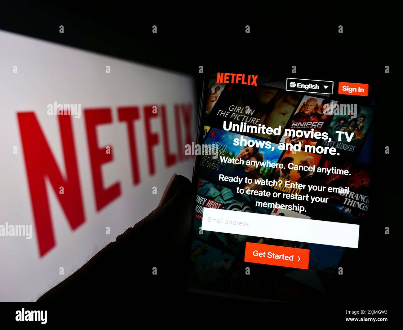 Stuttgart, 16.07.2022: Person, die ein Mobiltelefon hält, mit Website des US-amerikanischen Videostreamingunternehmens Netflix Inc. Auf dem Bildschirm vor dem Logo. Konzentrieren Sie sich auf Stockfoto