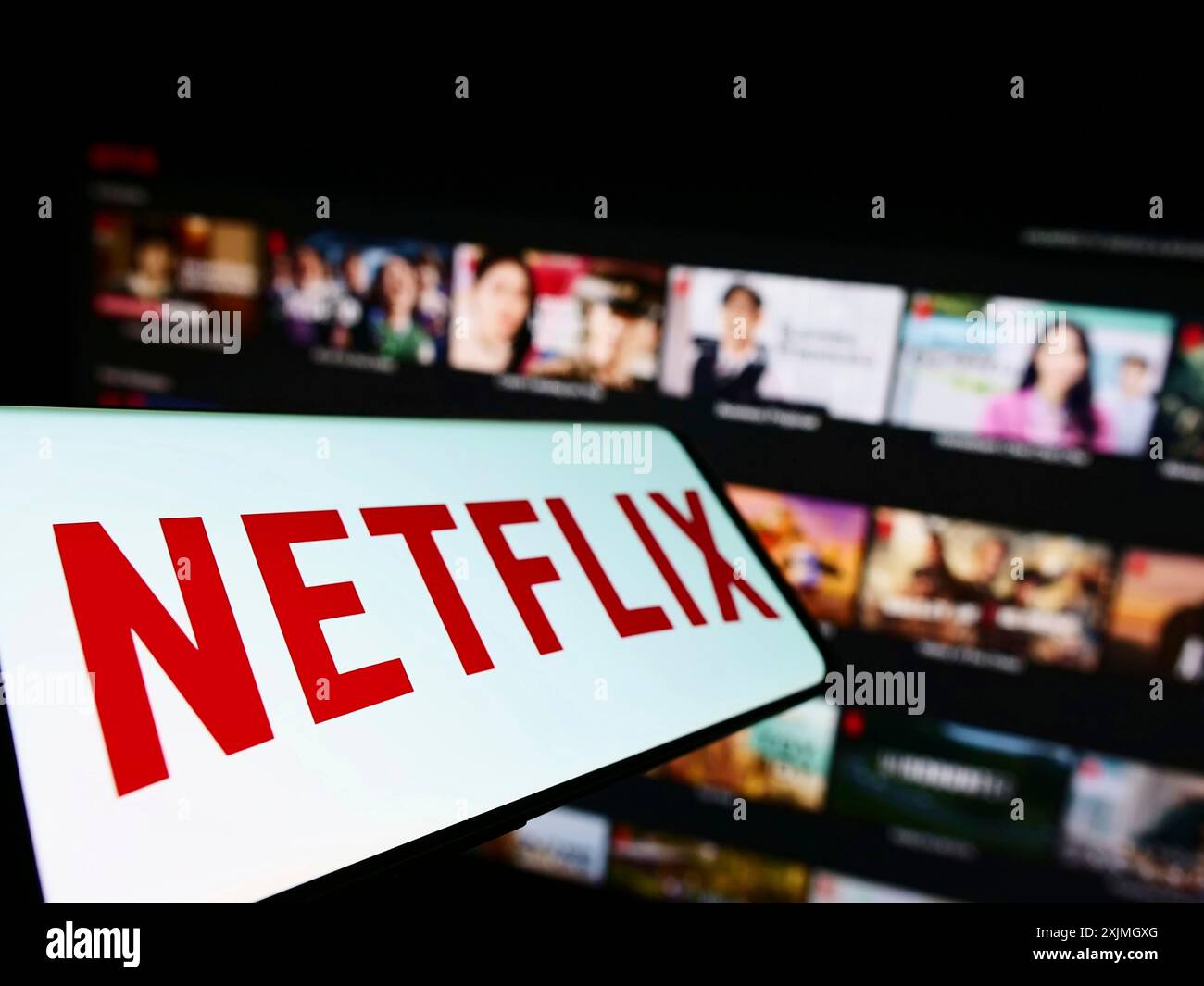 Stuttgart, 16.07.2022: Smartphone mit Logo des amerikanischen Video-Streaming-Unternehmens Netflix Inc. Auf dem Bildschirm vor der Business-Website. Fokus Stockfoto