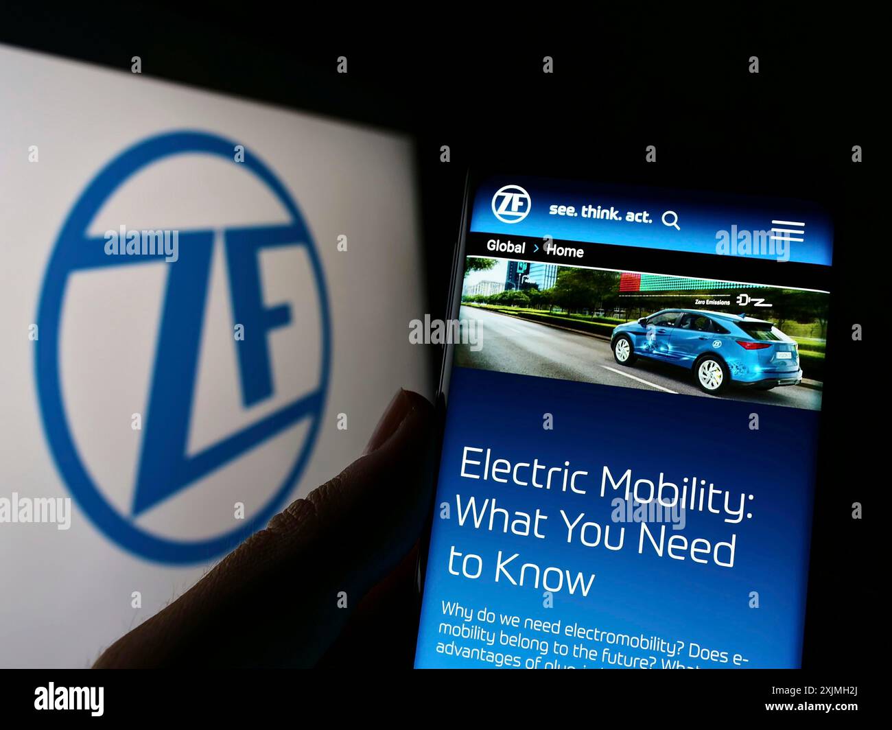 Stuttgart, 16.07.2022: Handybesitzer mit Website des Automobilkonzerns ZF Friedrichshafen AG auf dem Bildschirm vor dem Logo. Fokus Stockfoto