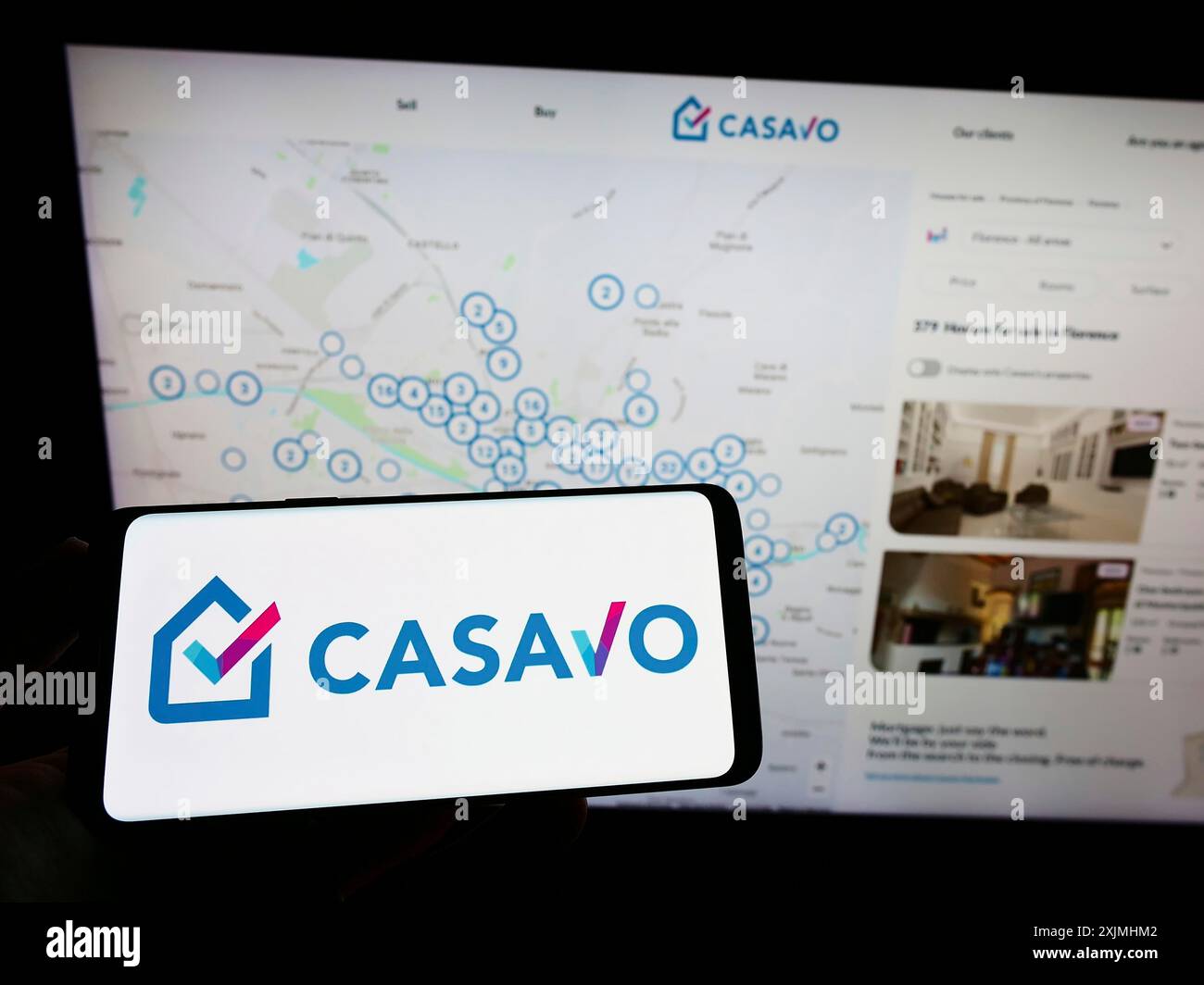 Stuttgart, 24.07.2022: Person, die ein Smartphone mit dem Logo der Immobilienfirma Casavo Management S.p.A. auf dem Bildschirm vor der Website hält. Stockfoto