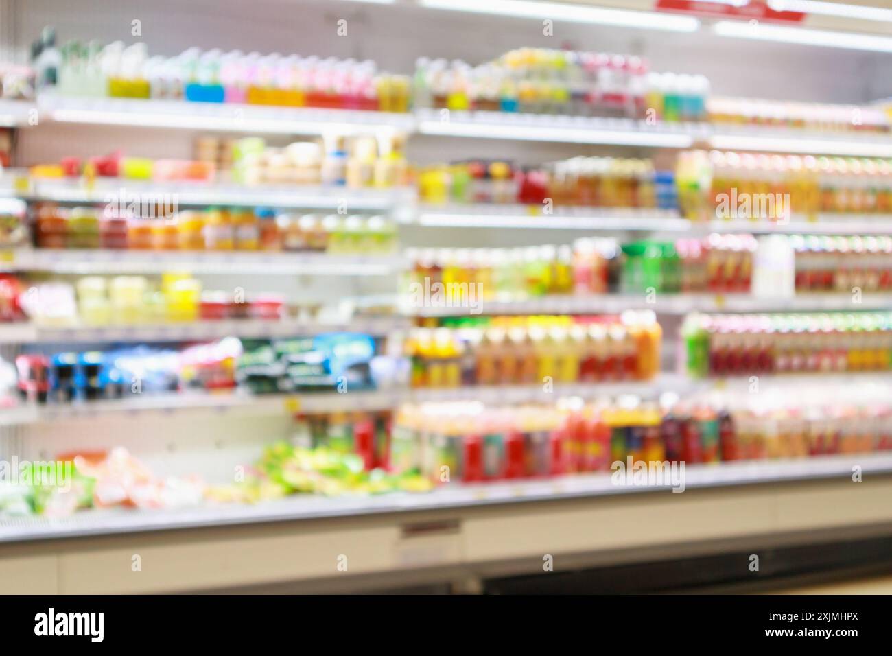 Supermarkt Kühlschrank Regale mit Fruchtsaft Softdrink Produkt abstrakte Unschärfe Hintergrund Stockfoto