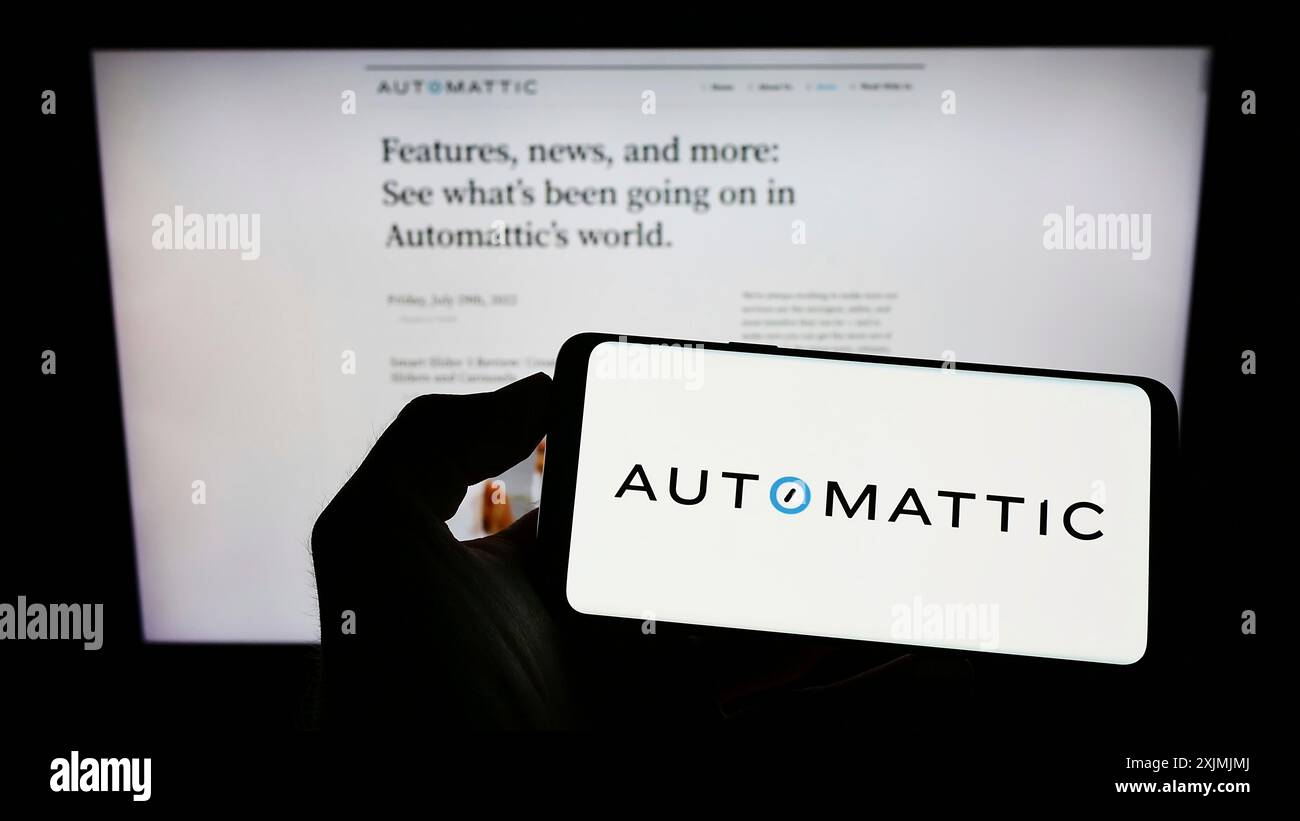 Stuttgart, Deutschland, 07-31-2022: Person, die ein Mobiltelefon mit dem Logo des US-amerikanischen Distributed-Unternehmens Automattic Inc. Auf dem Bildschirm vor der Website des Unternehmens hält. Stockfoto