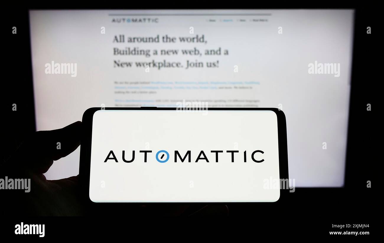 Stuttgart, Deutschland, 07-31-2022: Person, die ein Smartphone mit dem Logo des US-amerikanischen Unternehmens Automattic Inc. Auf dem Bildschirm vor der Website hält. Konzentrieren Sie sich auf Stockfoto