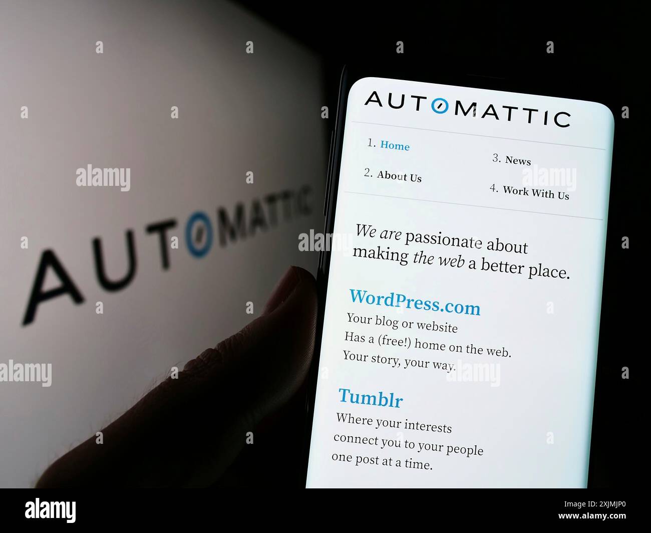 Stuttgart, Deutschland, 07-31-2022: Person, die ein Mobiltelefon hält, mit der Website des US-amerikanischen Unternehmens Automattic Inc. Auf dem Bildschirm vor dem Logo. Konzentrieren Sie sich auf Stockfoto