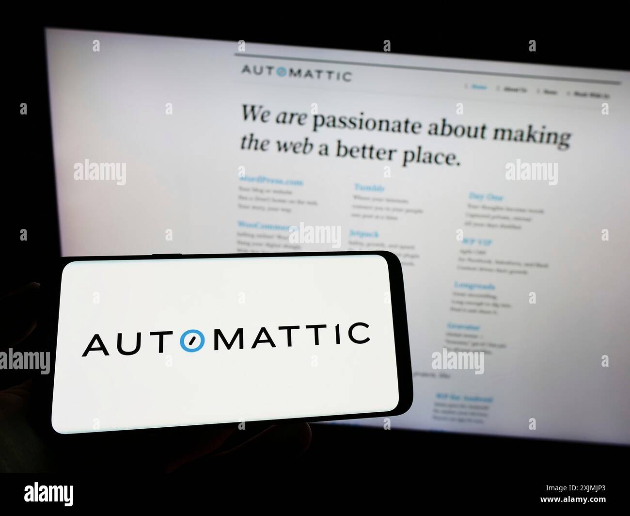 Stuttgart, Deutschland, 07-31-2022: Person, die ein Mobiltelefon mit dem Logo des amerikanischen Distributed-Unternehmens Automattic Inc. Auf dem Bildschirm vor der Webseite hält. Stockfoto