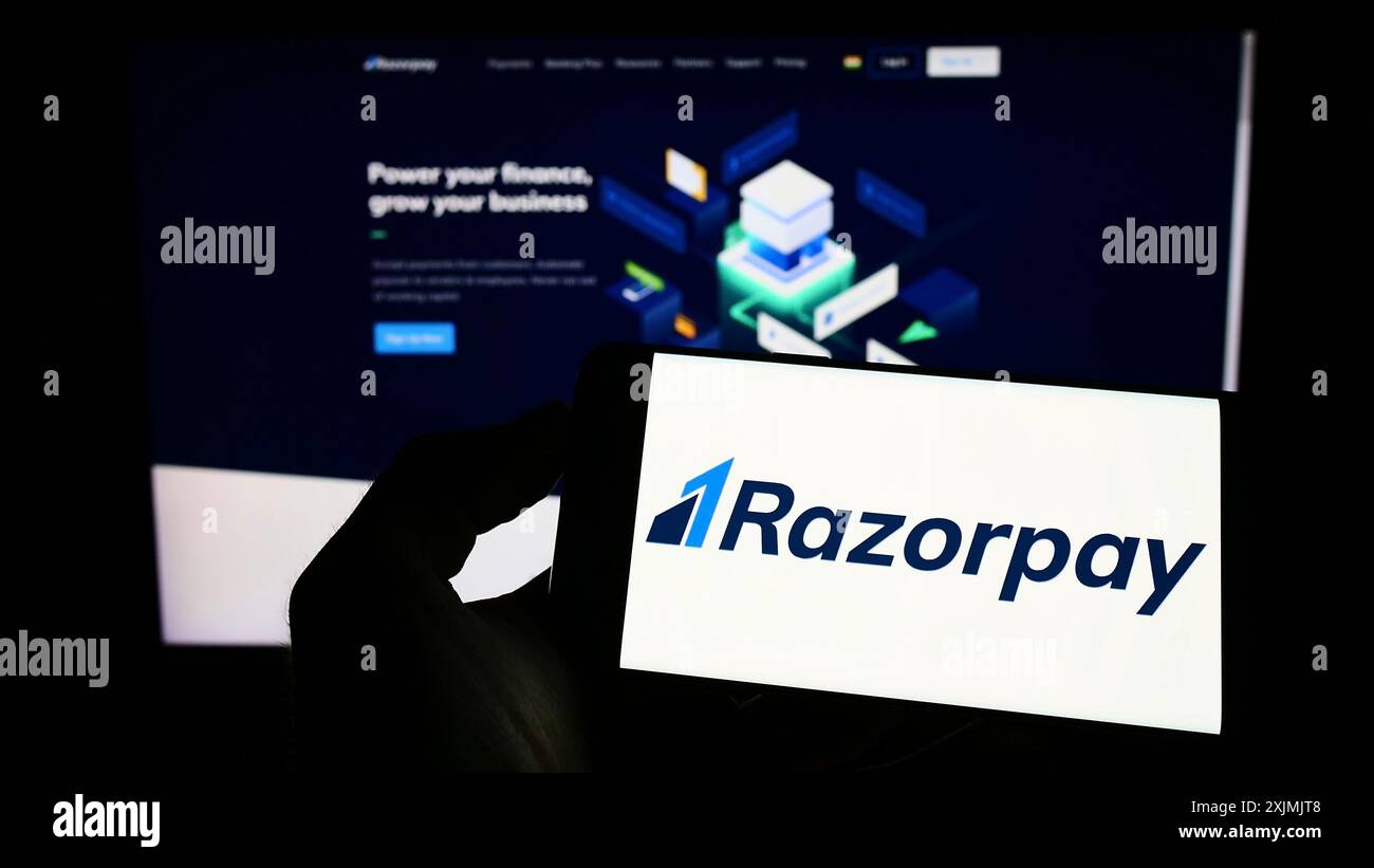 Stuttgart, Deutschland, 07-31-2022: Person, die ein Mobiltelefon mit dem Logo der Firma Razorpay Software Private Limited auf dem Bildschirm vor dem Geschäft hält Stockfoto