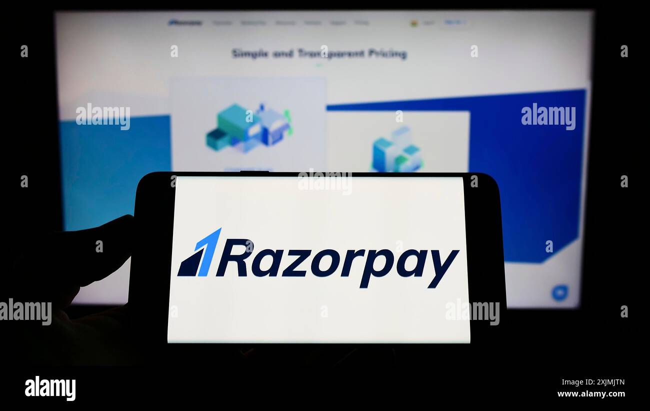 Stuttgart, Deutschland, 07-31-2022: Person, die ein Smartphone mit dem Logo der Firma Razorpay Software Private Limited auf dem Bildschirm vor der Website hält. Fokus Stockfoto