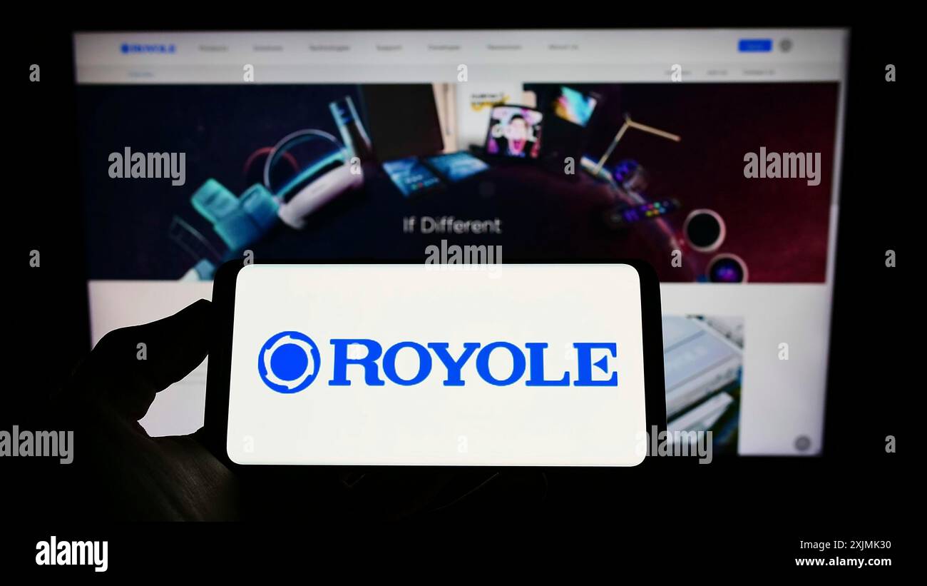 Stuttgart, Deutschland, 07-31-2022: Person, die ein Mobiltelefon mit dem Logo des Displayherstellers Royole Corporation auf dem Bildschirm vor der Webseite hält. Stockfoto
