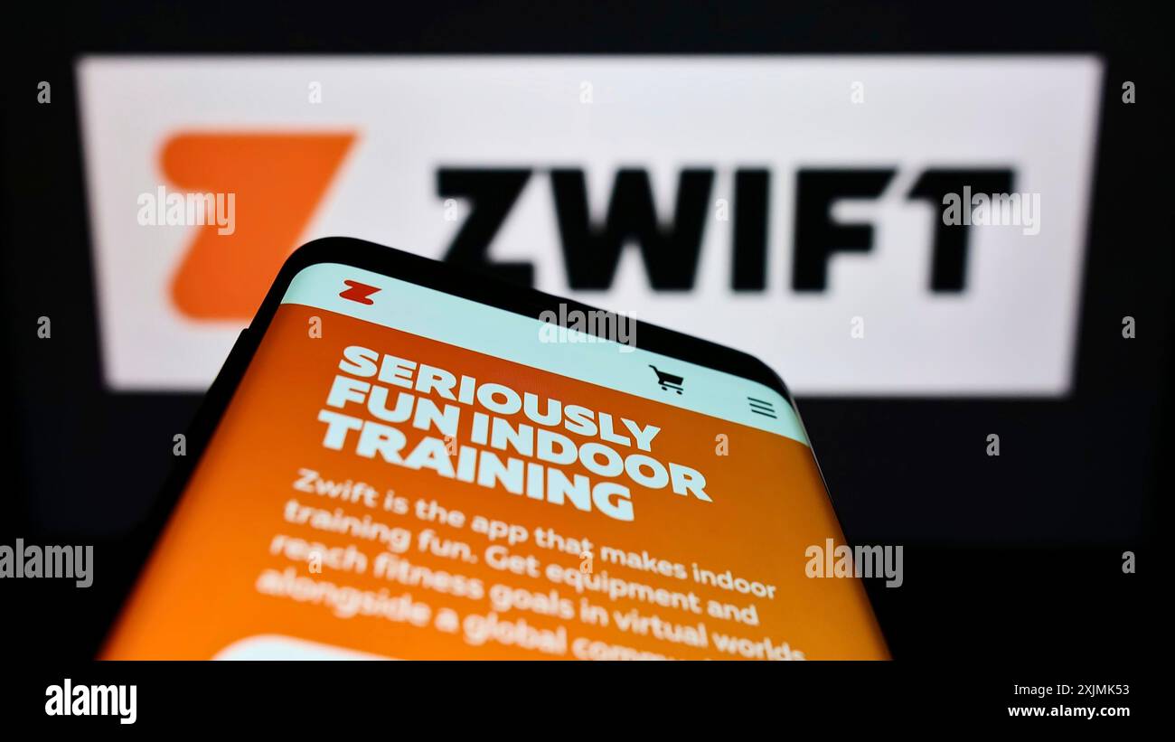 Stuttgart, Deutschland, 07.31-2022: Mobiltelefon mit Website des US-amerikanischen Fitness-Gaming-Unternehmens Zwift Inc. Auf dem Bildschirm vor dem Business-Logo. Konzentrieren Sie sich auf Stockfoto