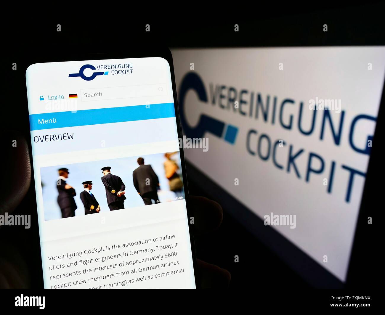 Stuttgart, Deutschland, 09.04.2022: Person mit Smartphone mit Website der Vereinigung Cockpit auf dem Bildschirm mit Logo. Konzentrieren Sie sich auf Stockfoto