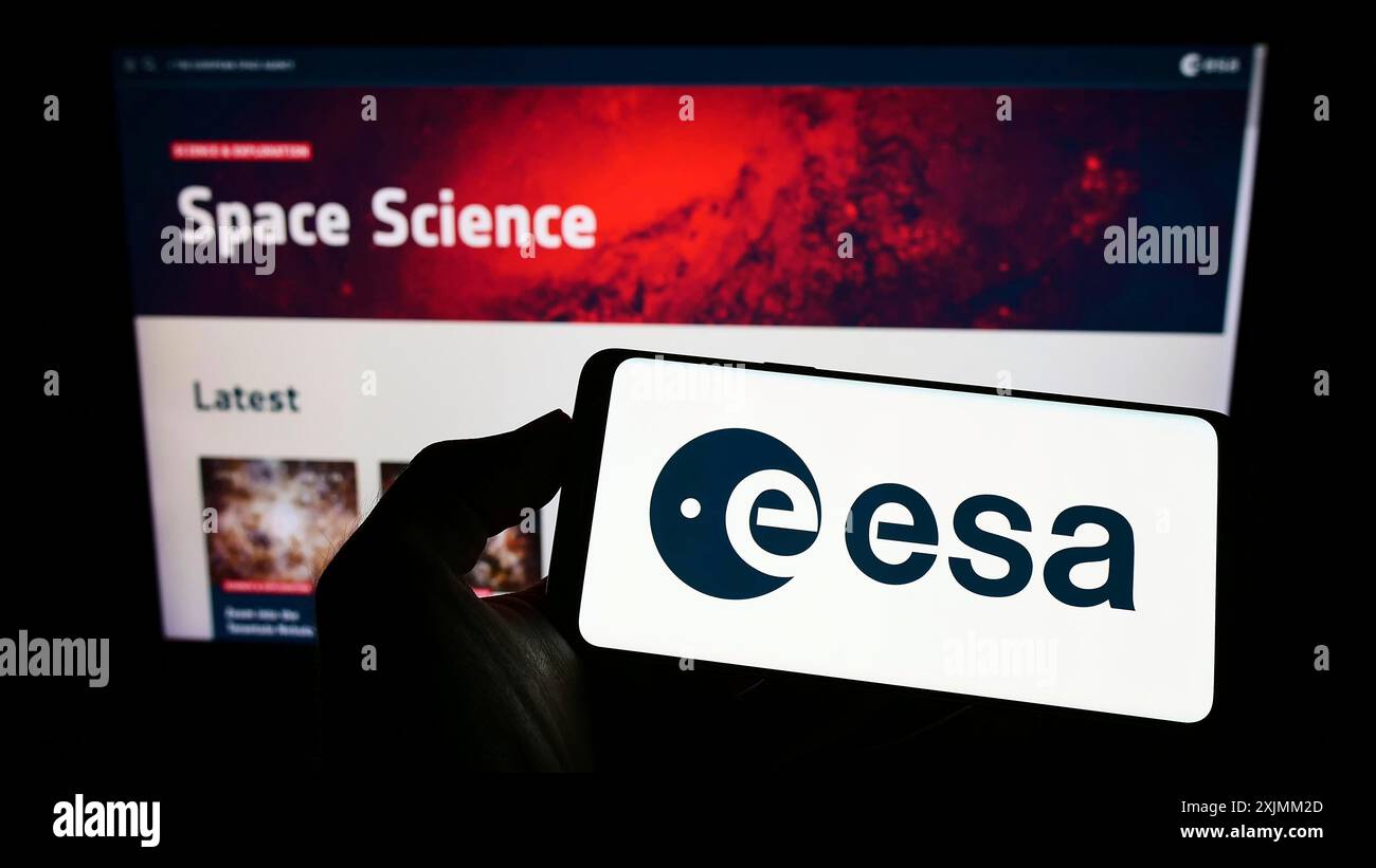 Stuttgart, Deutschland, 09.07.2022: Person, die ein Mobiltelefon mit dem Logo der Europäischen Weltraumorganisation (ESA) auf dem Bildschirm vor dem Internet hält Stockfoto