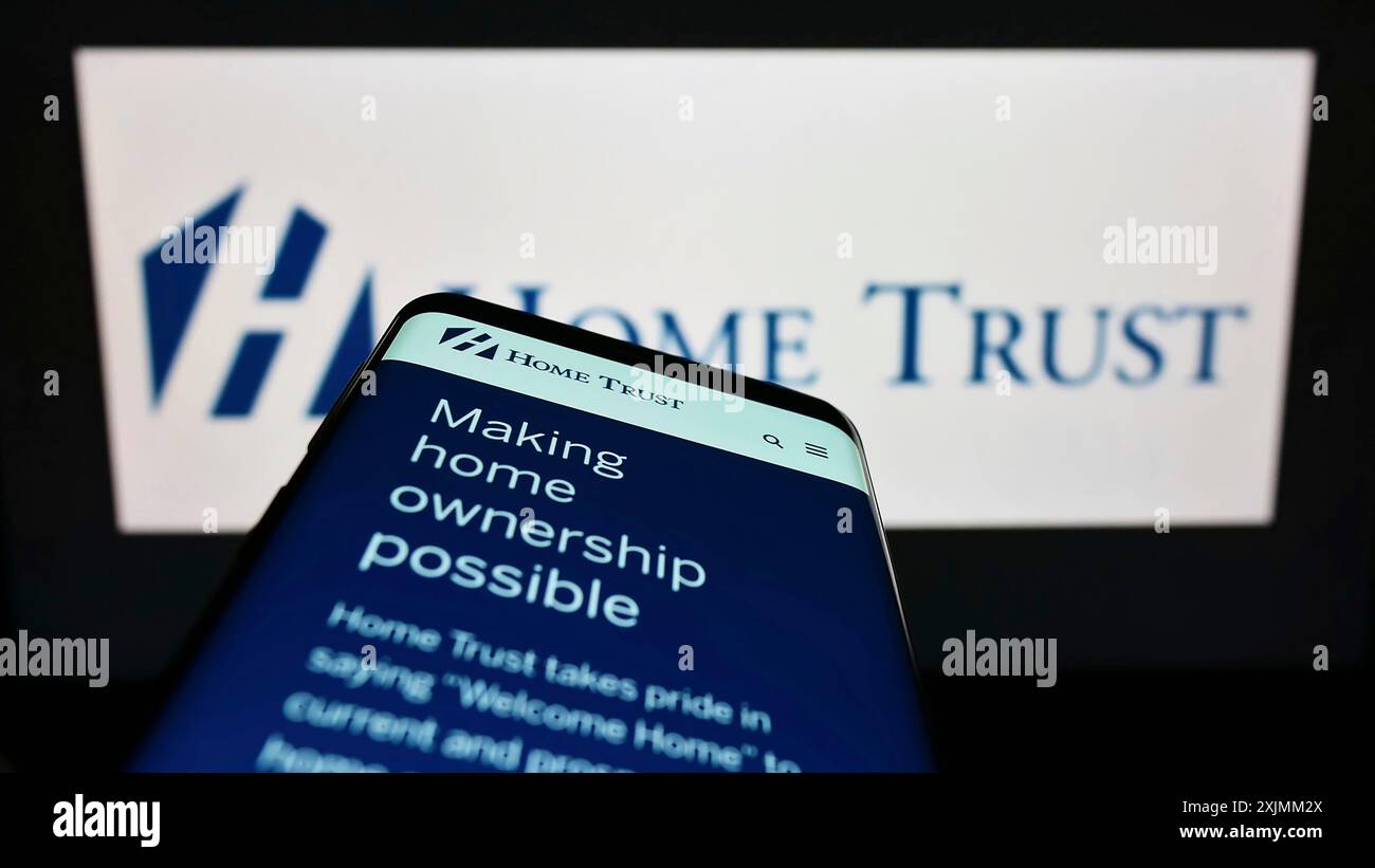 Stuttgart, Deutschland, 09.04.2022: Mobiltelefon mit Webseite der Canadian Lender Home Trust Company auf dem Bildschirm vor dem Firmenlogo. Konzentrieren Sie sich auf Stockfoto