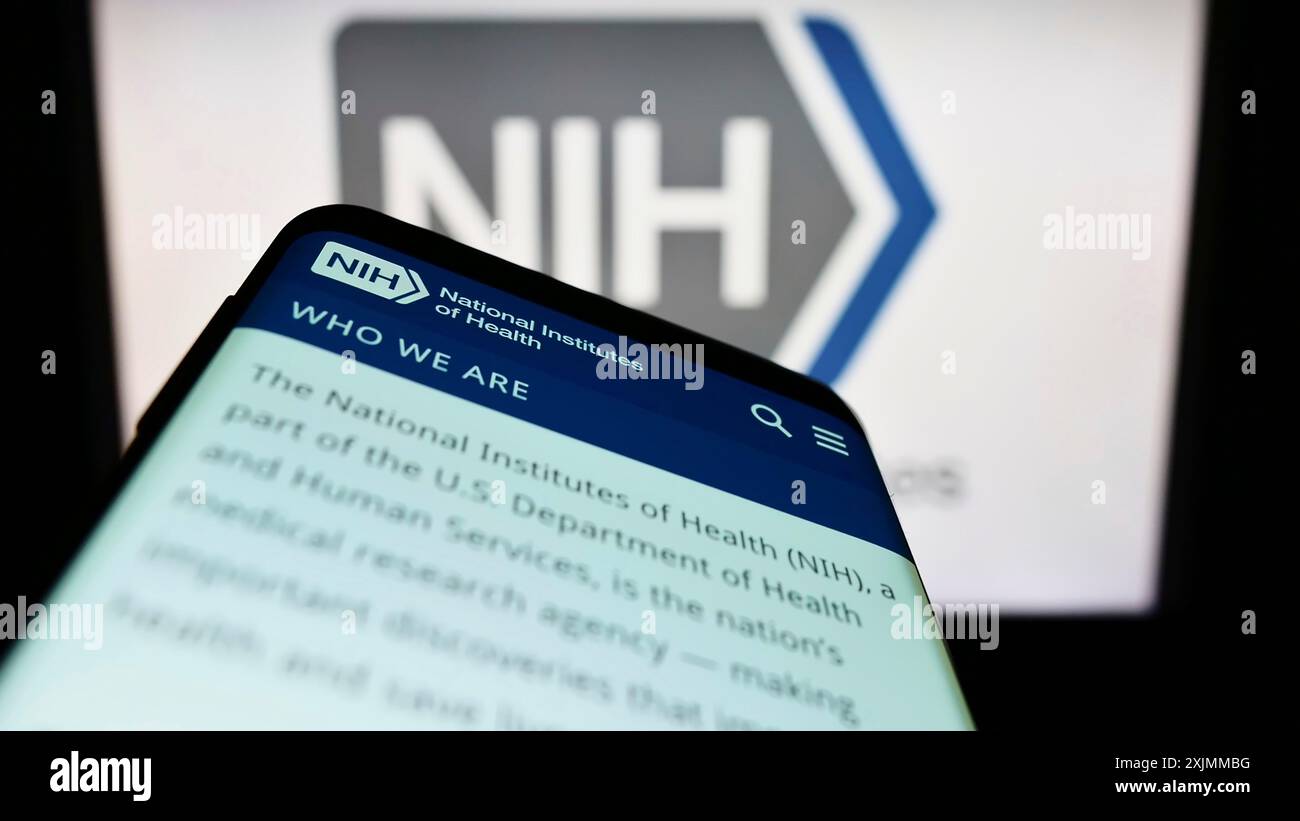 Stuttgart, Deutschland, 10.09.2022: Smartphone mit Website der amerikanischen Agentur National Institutes of Health (NIH) auf dem Bildschirm vor dem Logo. Konzentrieren Sie sich auf Stockfoto