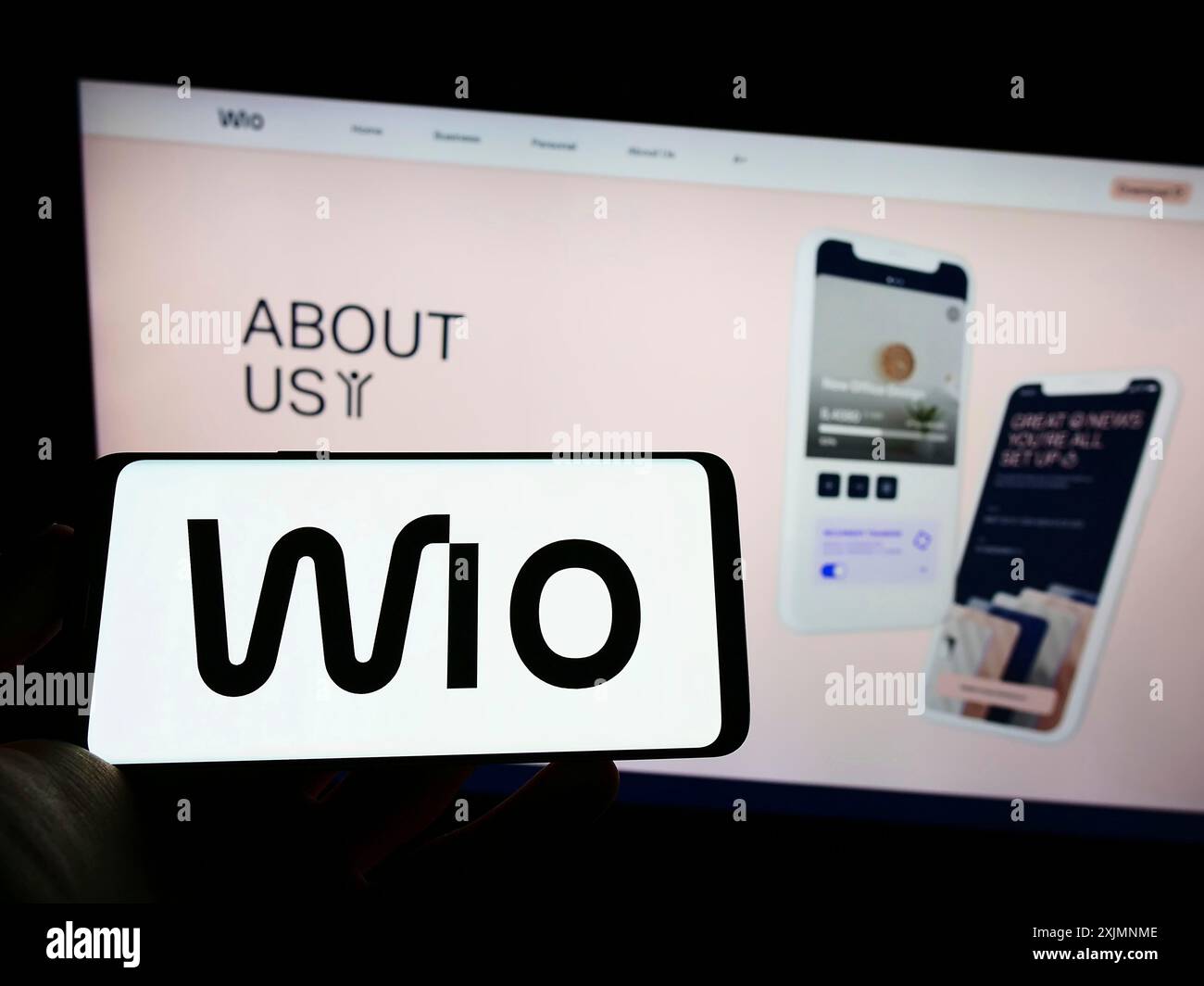 Stuttgart, Deutschland, 19.09.2022: Person mit Mobiltelefon mit Logo des Finanzdienstleistungsunternehmens Wio Bank PJSC auf dem Bildschirm vor dem Geschäft Stockfoto