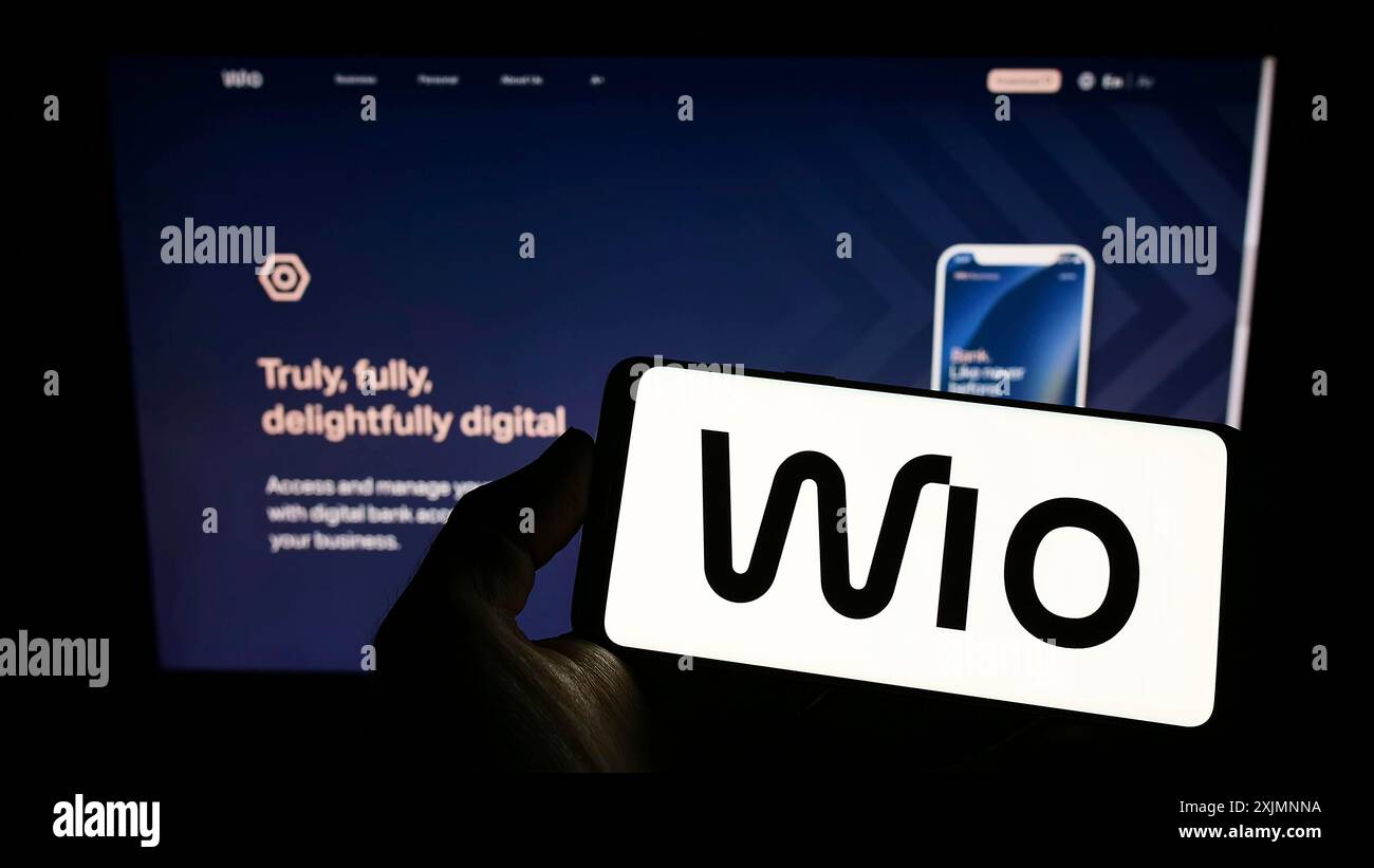 Stuttgart, Deutschland, 19.09.2022: Person, die ein Smartphone mit dem Logo des Finanzdienstleistungsunternehmens Wio Bank PJSC auf dem Bildschirm vor der Website hält. Fokus Stockfoto