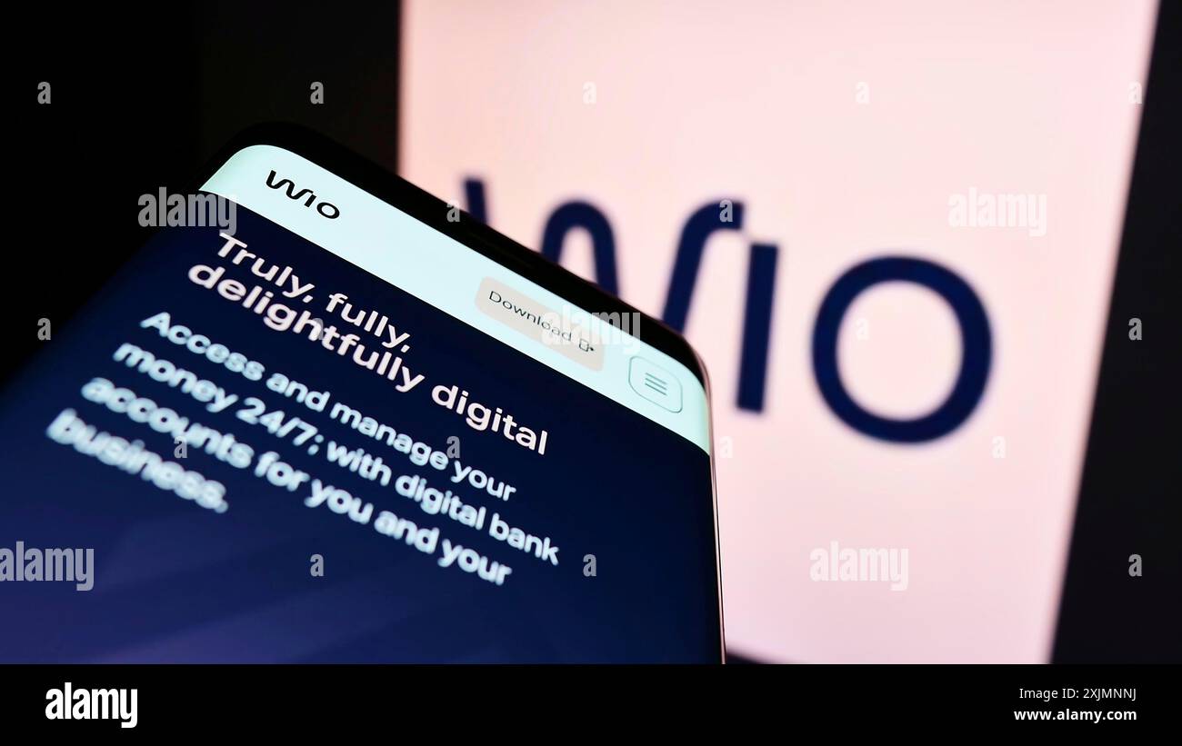 Stuttgart, 19.09.2022: Mobiltelefon mit Website des Finanzdienstleistungsunternehmens Wio Bank PJSC auf dem Bildschirm vor dem Geschäftslogo. Konzentrieren Sie sich auf Stockfoto