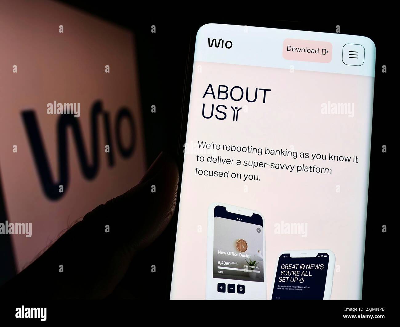 Stuttgart, Deutschland, 19.09.2022: Person, die ein Mobiltelefon hält, mit Webseite des Finanzdienstleistungsunternehmens Wio Bank PJSC vor dem Logo auf dem Bildschirm. Fokus Stockfoto