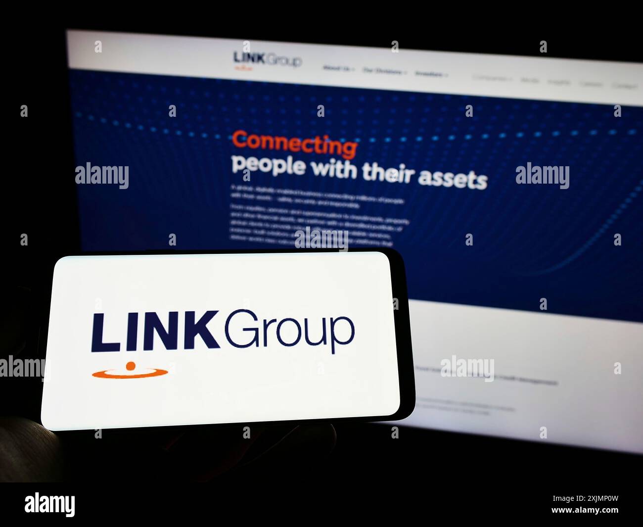 Stuttgart, Deutschland, 20.09.2022: Person, die ein Mobiltelefon mit dem Logo des australischen Finanzunternehmens Link Group auf dem Bildschirm vor der Unternehmenswebseite hält. Stockfoto