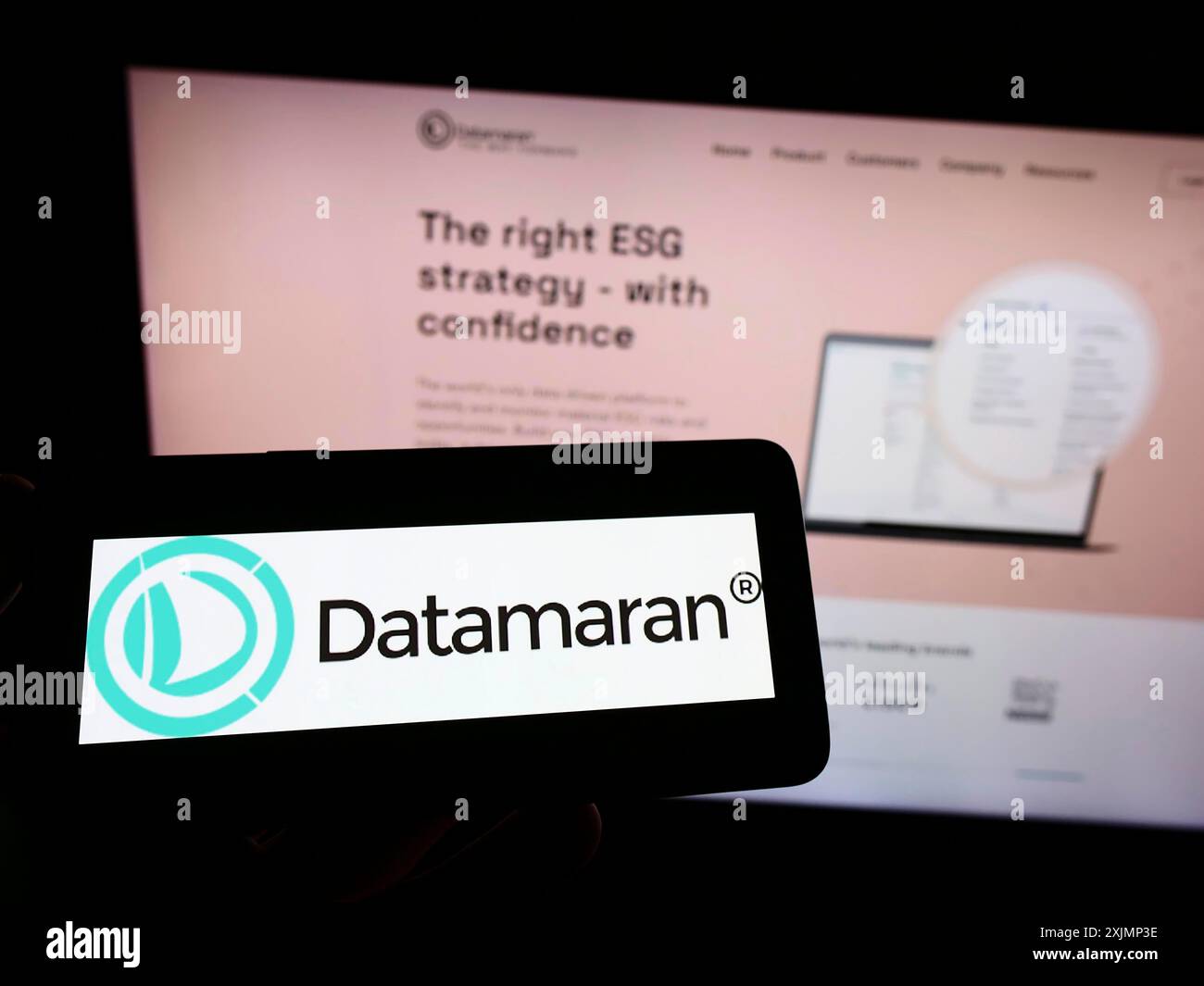 Stuttgart, Deutschland, 25.09.2022: Person, die ein Smartphone mit dem Logo des britischen ESG-Softwareunternehmens Datamaran Ltd. Auf dem Bildschirm vor der Website hält. Stockfoto