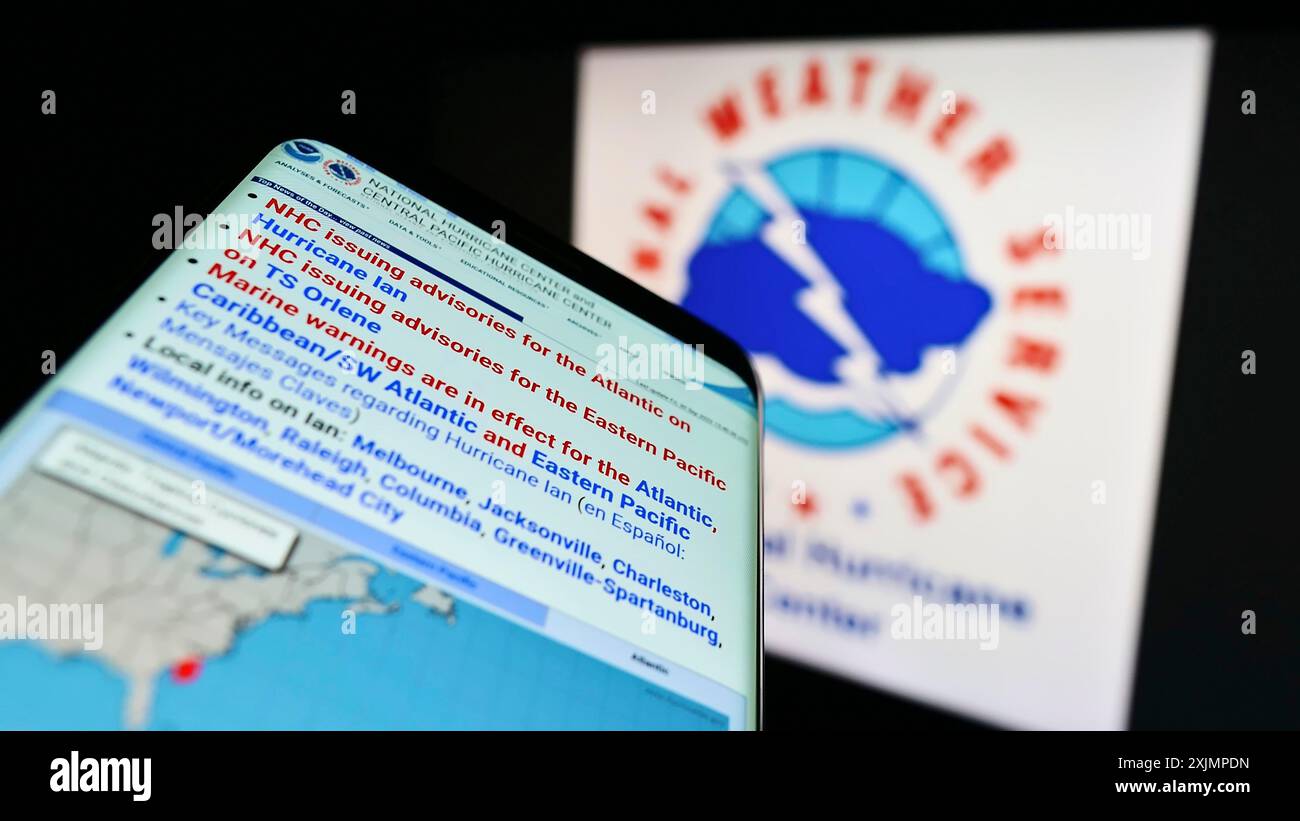 Stuttgart, Deutschland, 09-30-2022: Mobiltelefon mit Website des NWS Division National Hurricane Center (NHC) auf dem Bildschirm vor dem Logo. Konzentrieren Sie sich auf Stockfoto