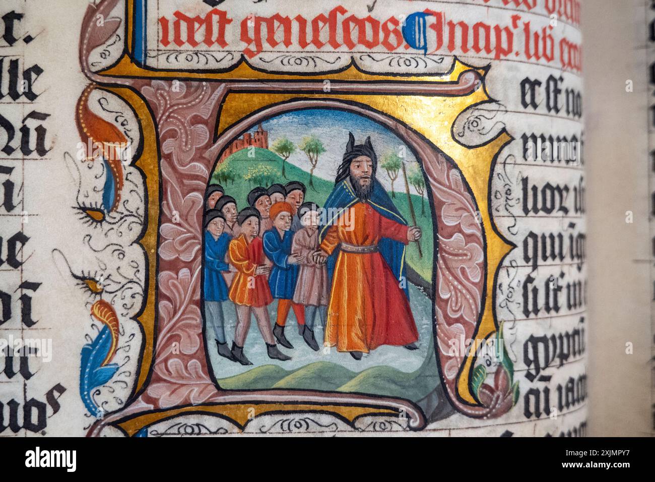 Illustrierter und beleuchteter Buchstabe „h“, der Johannes den Täufer mit Anhängern der Malmesbury’s Bible zeigt, einer beleuchteten Bibel aus dem 15. Jahrhundert in 4 Bänden im Scriptorium eines belgischen Klosters, das in der Malmesbury Abbey errichtet wurde. Stockfoto