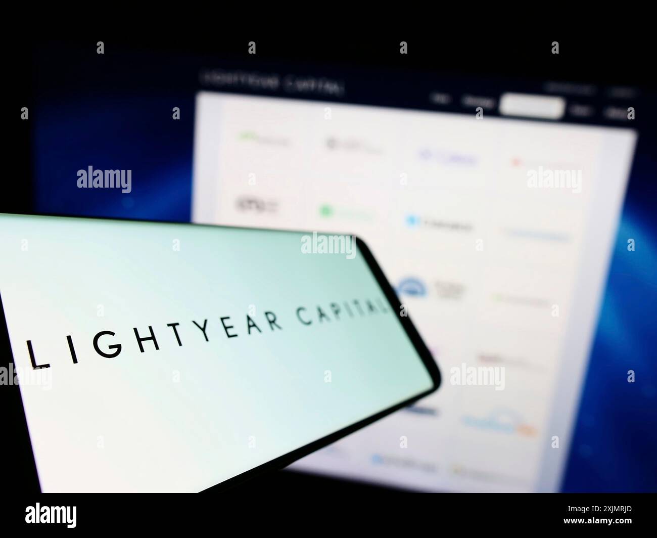 Stuttgart, Deutschland, 10.03.2022: Smartphone mit Logo der amerikanischen Private-Equity-Gesellschaft Lightyear Capital auf dem Bildschirm vor der Website. Konzentrieren Sie sich auf Stockfoto