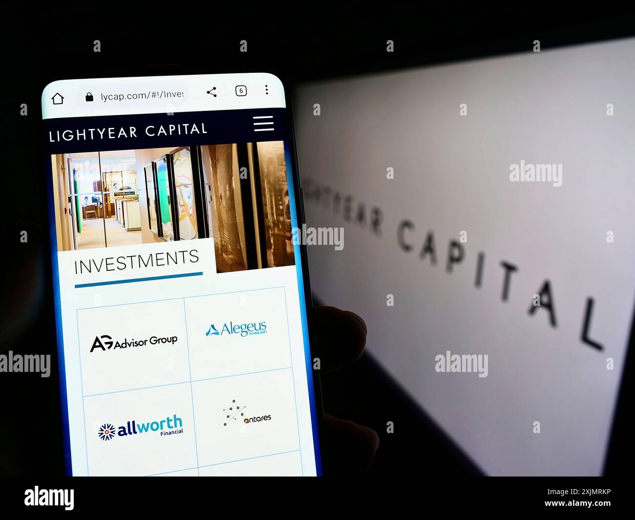 Stuttgart, Deutschland, 10.03.2022: Person, die ein Mobiltelefon hält, mit Webseite der US-amerikanischen Private-Equity-Gesellschaft Lightyear Capital vor dem Logo auf dem Bildschirm. Stockfoto