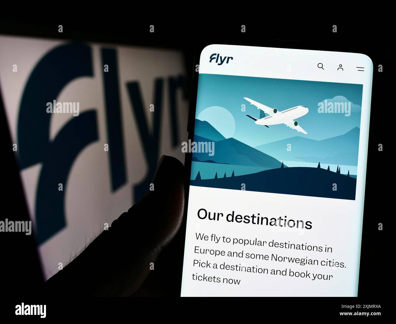 Stuttgart, Deutschland, 10.12.2022: Person, die ein Smartphone hält, mit Webseite der norwegischen Fluggesellschaft Flyr auf dem Bildschirm vor dem Logo. Konzentrieren Sie sich auf Stockfoto
