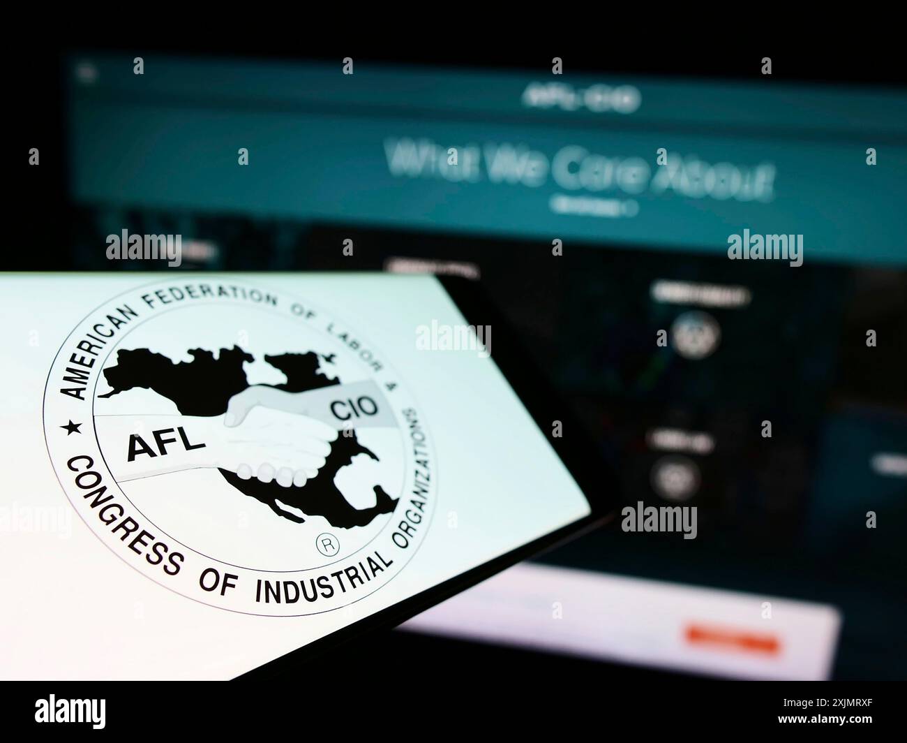 Stuttgart, Deutschland, 10.09.2022: Smartphone mit Logo des amerikanischen gewerkschaftsverbandes AFL-CIO auf dem Bildschirm vor der Website. Fokussiere dich links vom Telefon Stockfoto