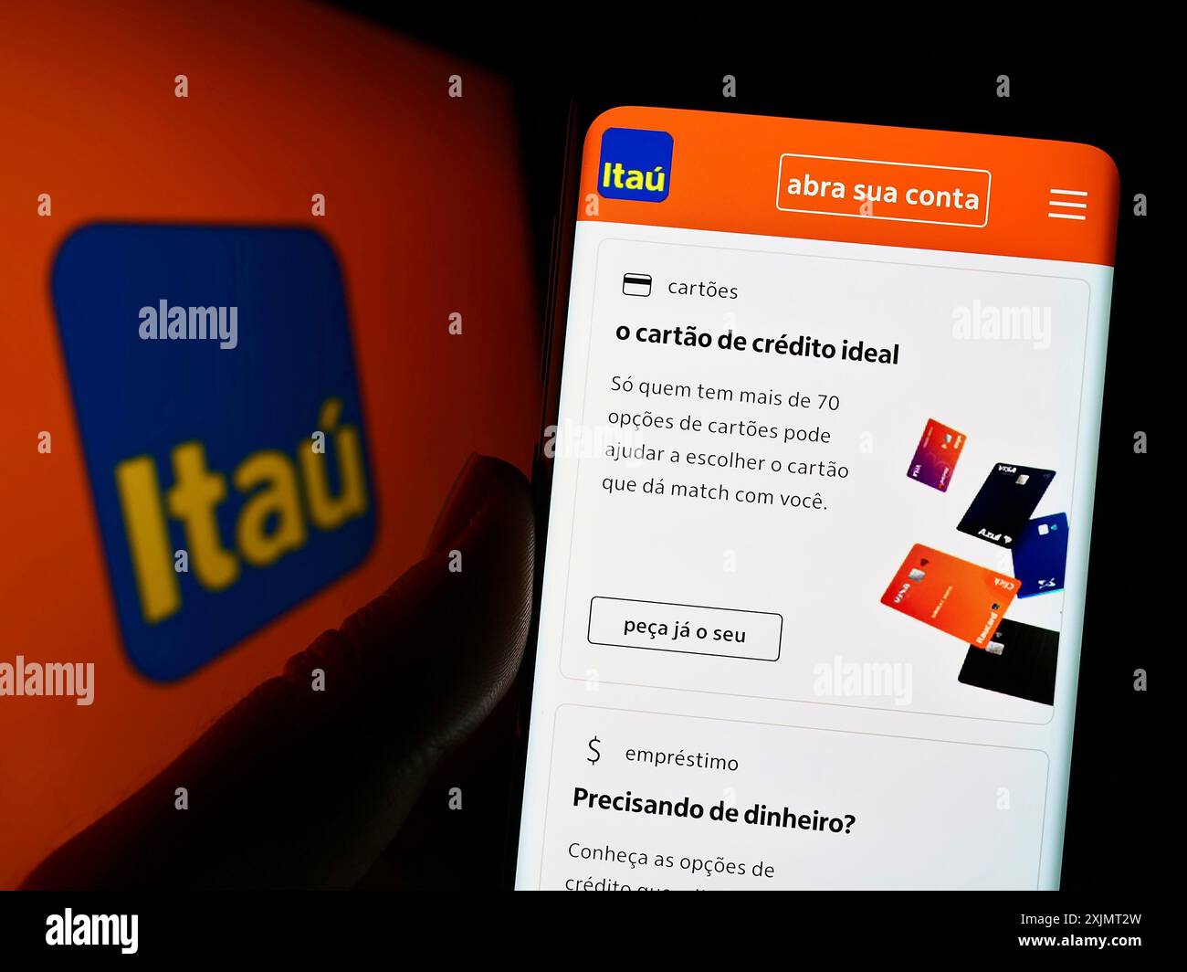 Stuttgart, 14.10.2022: Person mit Smartphone und Website des brasilianischen Unternehmens Itau Unibanco Holding S.A. auf dem Bildschirm mit Logo. Konzentrieren Sie sich auf Stockfoto